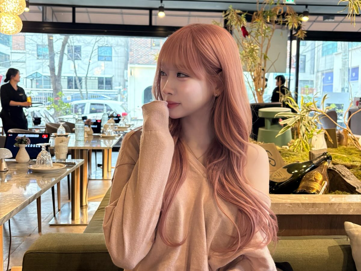 카페에서 베이지 니트를 입은 가애의 인스타그램 사진